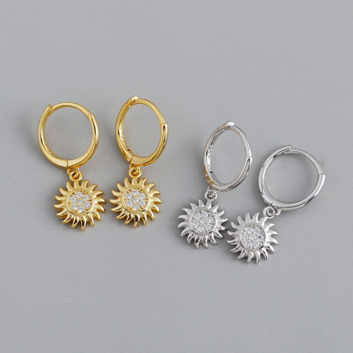 Damen Ohrringe: Modische Sonnen Creolen aus 925 Sterling Silber mit funkelnden Zirkonia Steinen. Elegant.