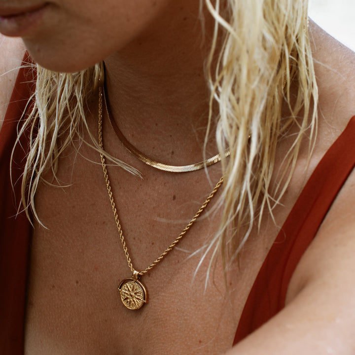 Elegante Gold Choker Halskette für Damen aus wasserfestem Edelstahl, perfekt als Teil eines Schmucksets.