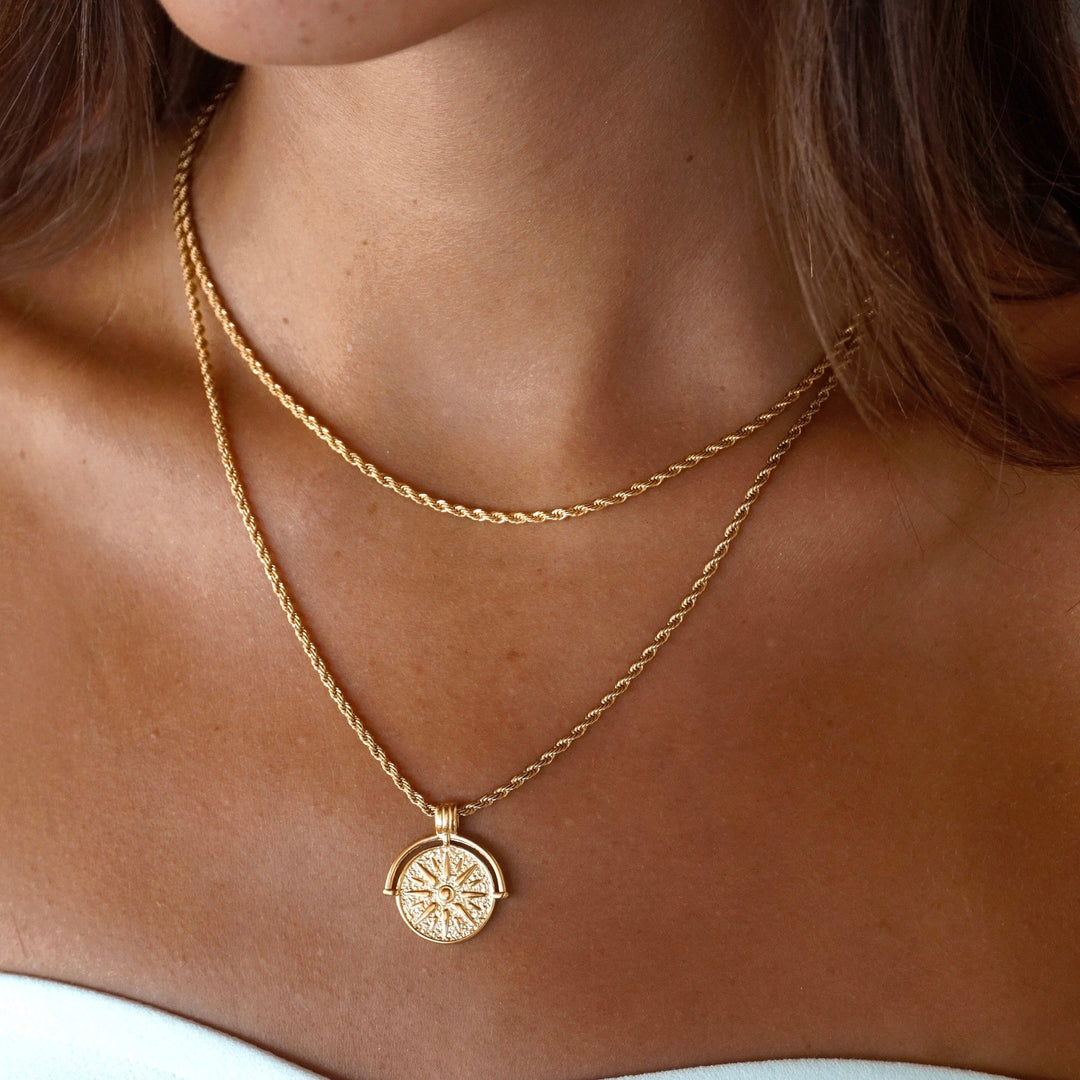 Wasserdichtes Damen Gold Halsketten Set mit Sonnen Anhänger. Elegante Goldkette aus Edelstahl mit PVD Beschichtung.