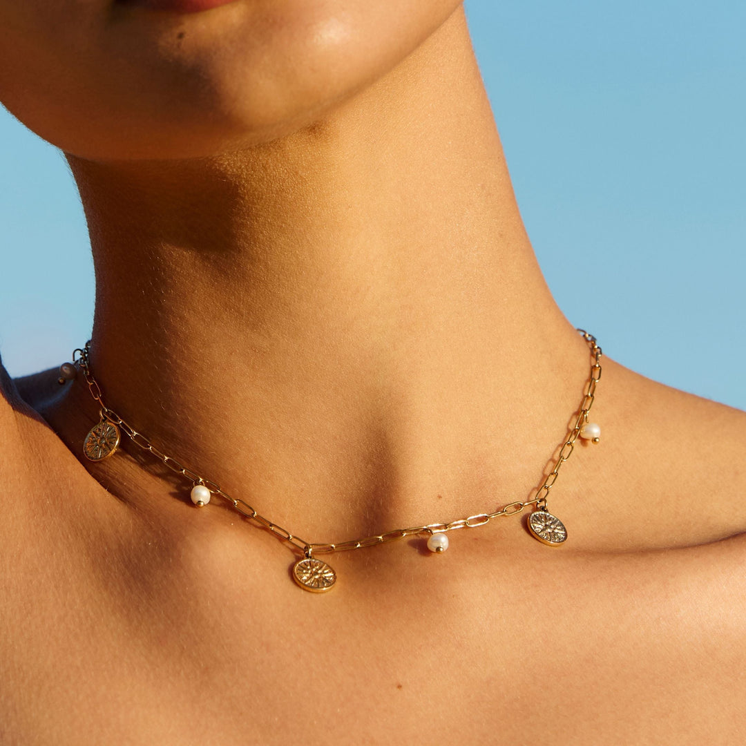 Alltagstauglicher eleganter Gold Perlen Choker für Damen mit Süßwasserperlen und Sonnenanhänger.