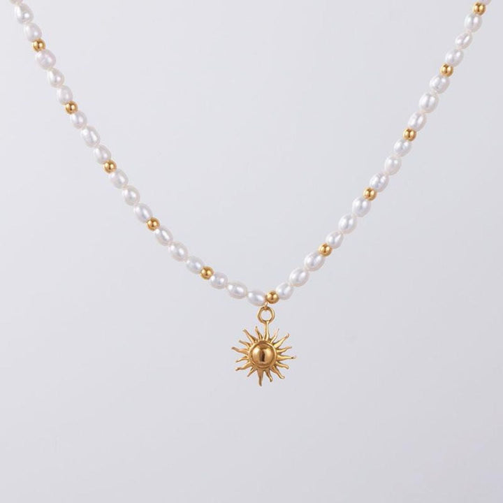 Nahaufnahme einer Damenhalskette aus Gold mit schimmernden Süßwasserperlen, eleganter Schmuck.