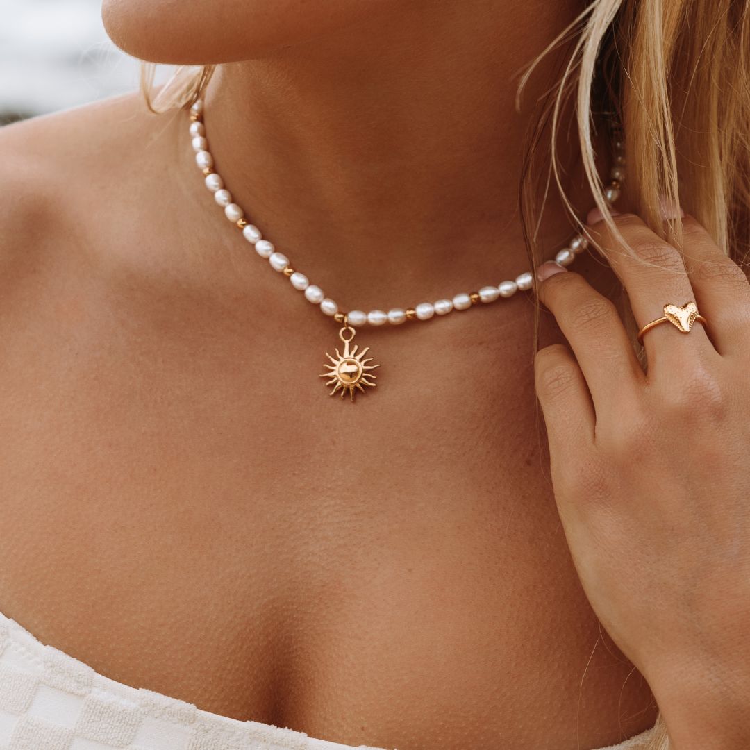 Elegante Damen Perlenkette aus Gold mit echten Süßwasserperlen, wasserfest & hypoallergen.