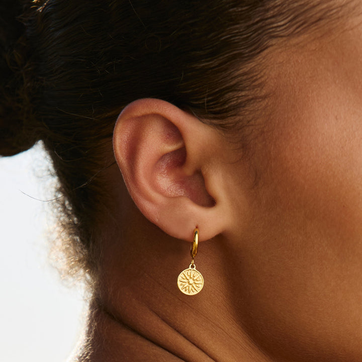 Damen Sonnen Creolen aus wasserfestem, hypoallergenem Edelstahl in Gold.