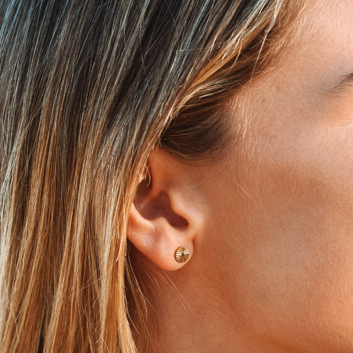 Goldene Sonnen-Ohrstecker für Damen, wasserdicht & hypoallergen. Perfekt für den Alltag.
