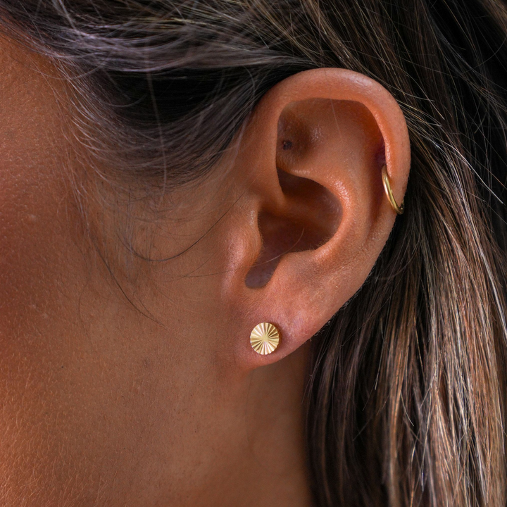 Modern goldene Sonnen-Ohrstecker für Damen. Wasserdichter & hypoallergener Edelstahlschmuck, ideal für jeden Tag.