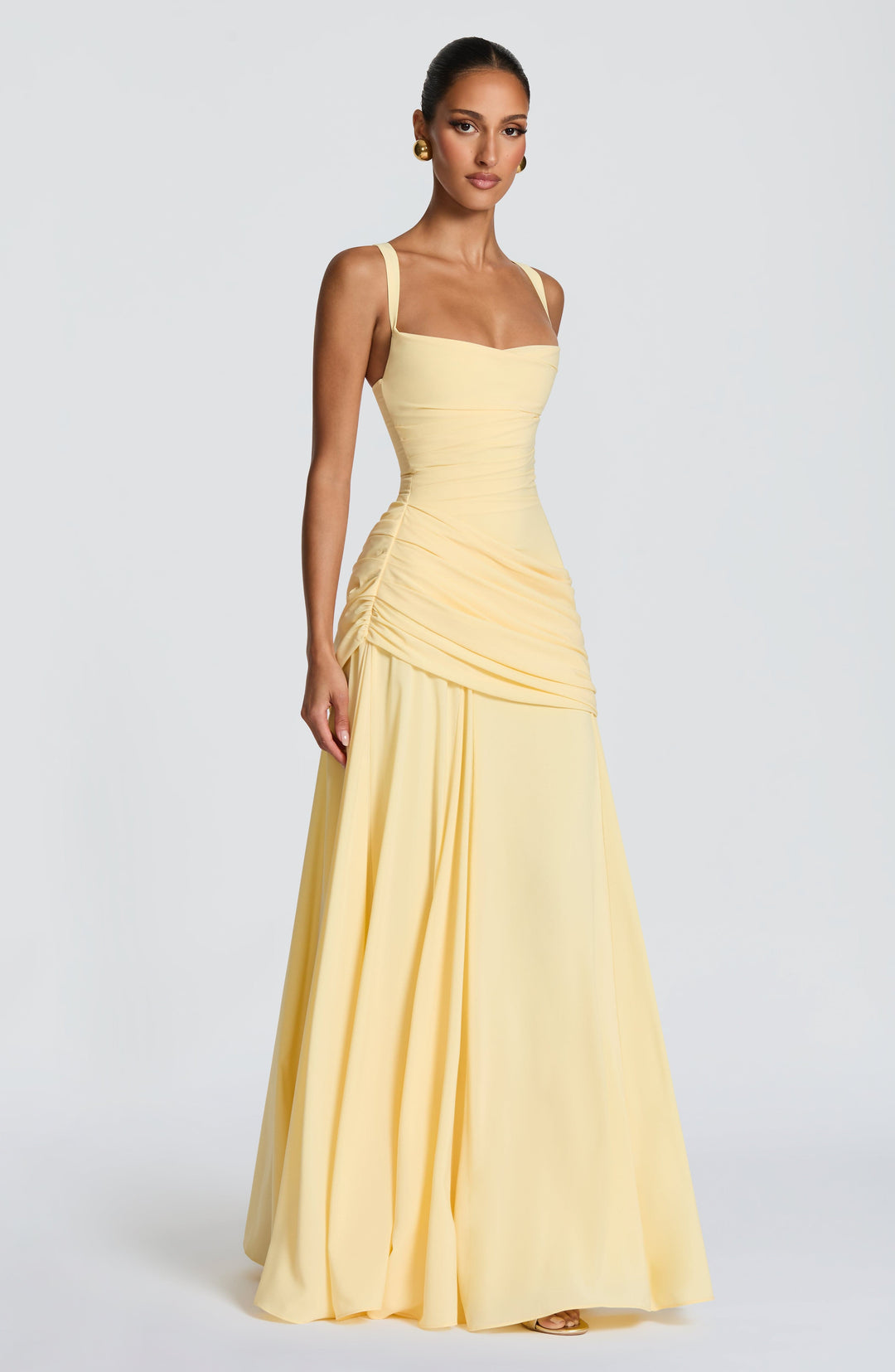 Gelbes Partykleid Serena für Damen; bodenlang, mit schmeichelhaftem Wasserfallkragen und fließendem Stoff.