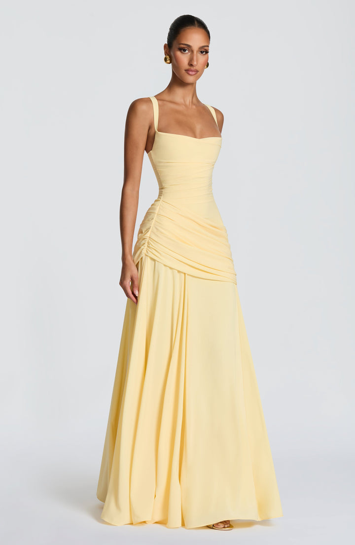 Gelbes Partykleid Serena für Damen; bodenlang, mit schmeichelhaftem Wasserfallkragen und fließendem Stoff.