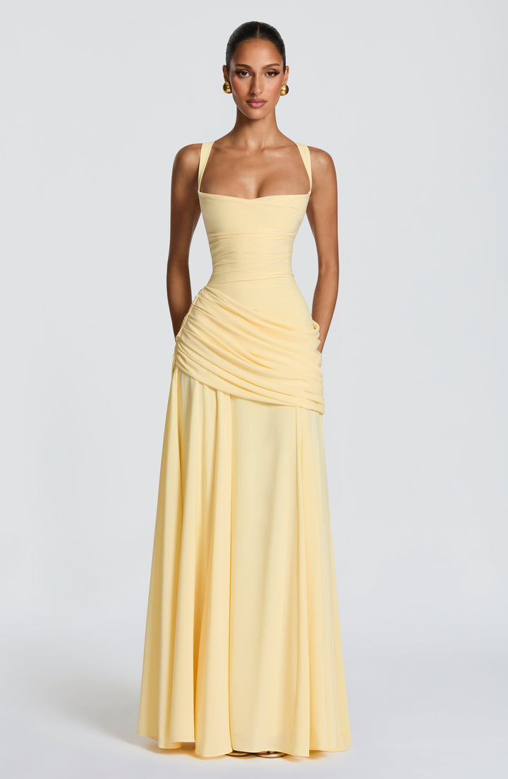 Maxikleid Serena mit einzigartigem Wasserfallkragen; ein ärmelloses Damenkleid für festliche Momente.