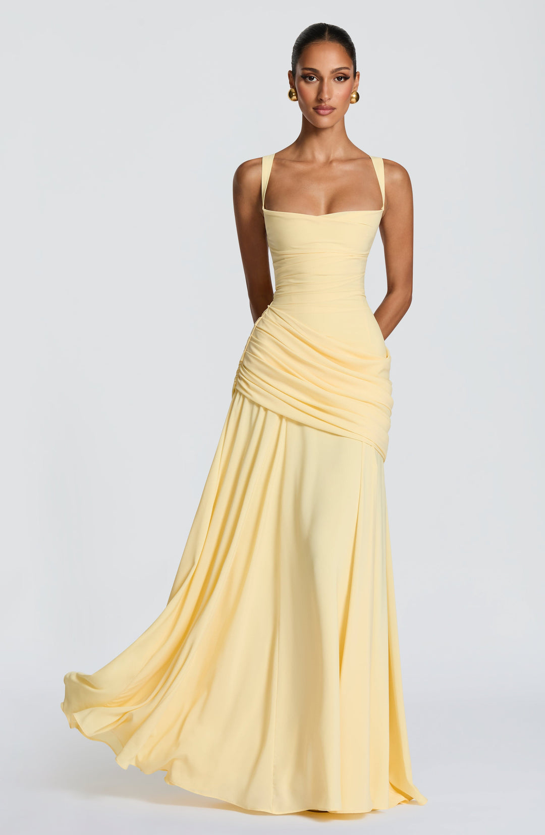 Elegantes Damen Maxi Kleid Serena in Gelb für besondere Anlässe; fließendes Abendkleid mit Wasserfallkragen.