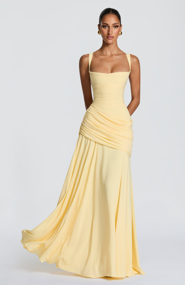 Elegantes Damen Maxi Kleid Serena in Gelb für besondere Anlässe; fließendes Abendkleid mit Wasserfallkragen.