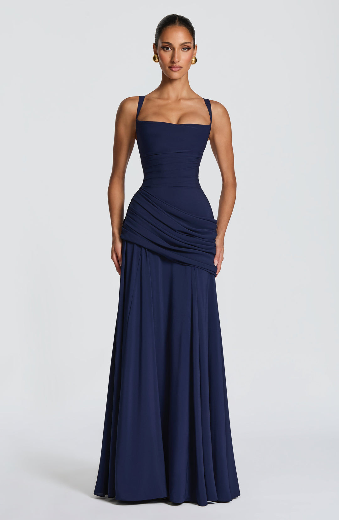 Detailansicht des Wasserfallkragens am ärmellosen Damen Maxikleid Serena in Marineblau.