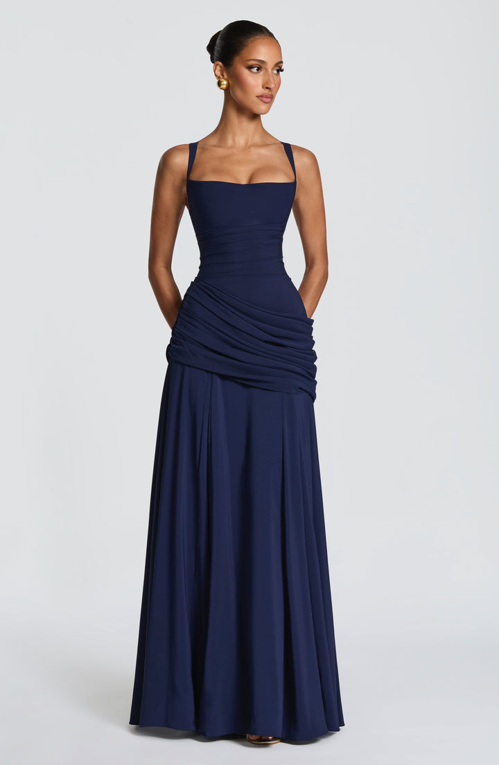 Fließendes marineblaues Abendkleid Serena; ein elegantes Damenkleid für Hochzeiten und besondere Feiern.