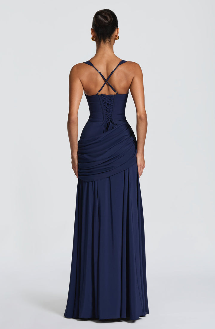 Elegantes gelbes Abendkleid Serena; ein ärmelloses Maxikleid für Damen, passend für Gala oder Feier.