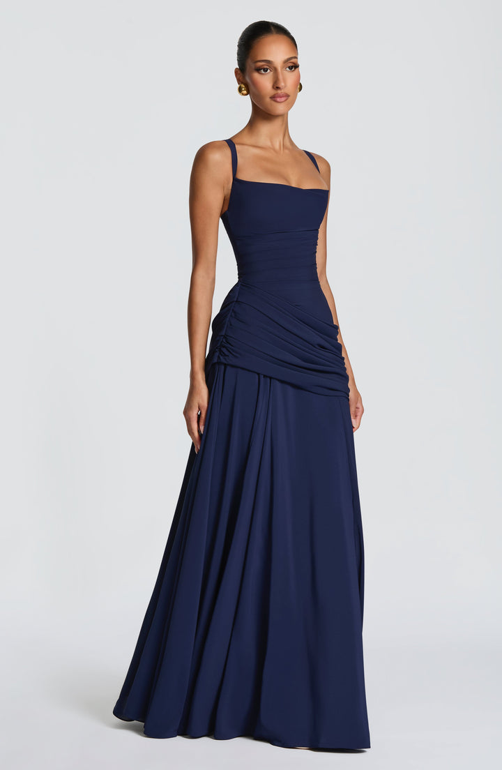 Elegantes festliches Maxikleid Serena für Damen in Gelb, mit raffiniertem Wasserfallkragen-Detail.