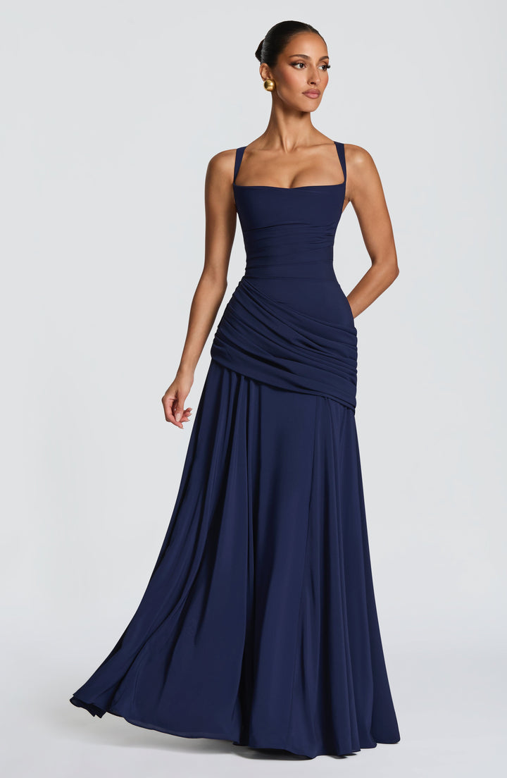 Damen Partykleid Serena in Marineblau; ärmelloses, bodenlanges Design mit schickem Wasserfallkragen.