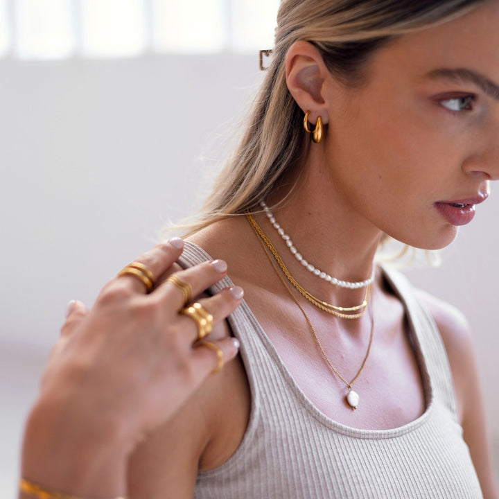 Wasserdichte & hypoallergene Gold Creolen in Tropfenform, eleganter Schmuck für Damen mit Stil.