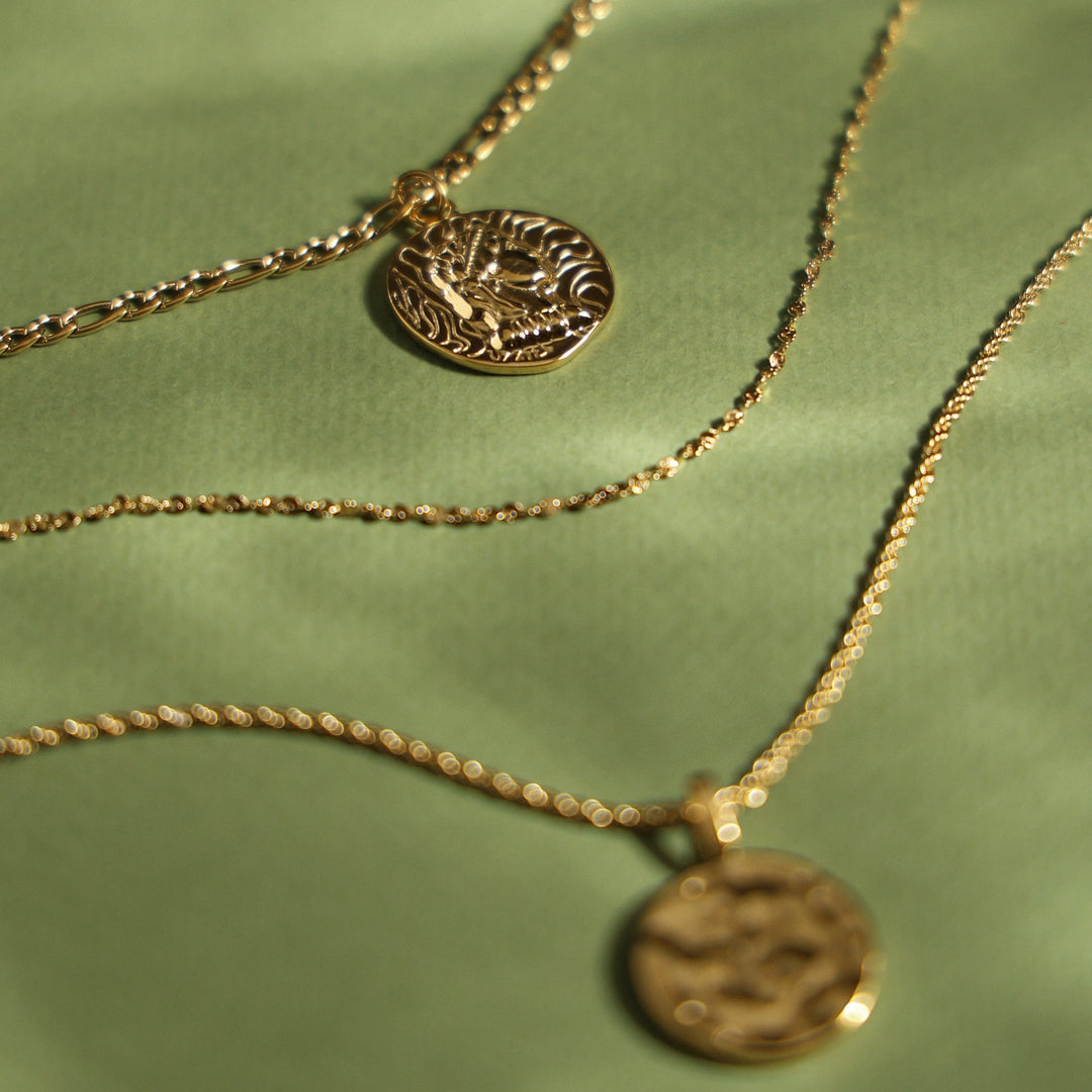 Edelstahl-Halskette für Damen: gedrehter Gold-Choker, elegant und hypoallergen, ein zeitloses Schmuckstück.