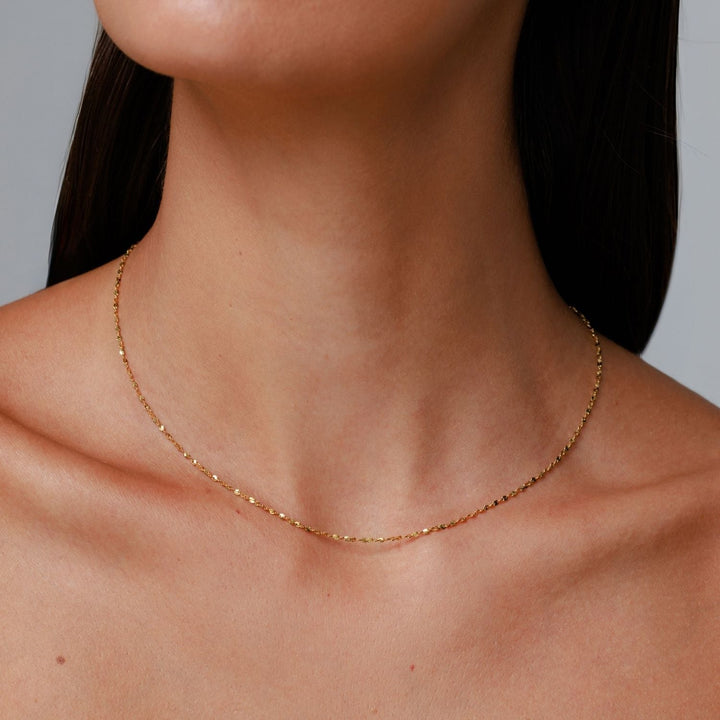 Hypoallergene, wasserfeste Gold-Choker-Halskette für Damen, gedrehtes Edelstahl-Design, minimalistischer Schmuck.