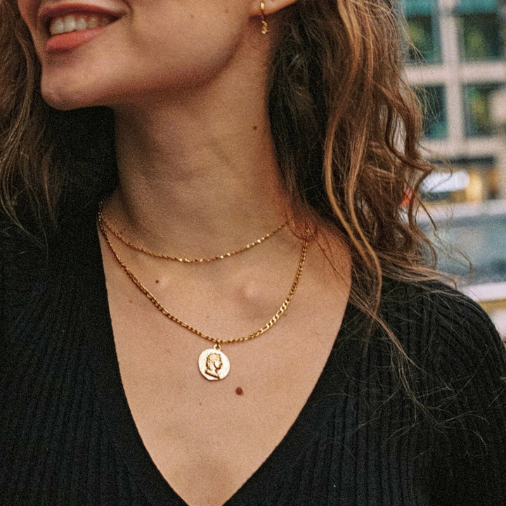 Damen Halskette: Goldener Choker mit gedrehtem Design, aus robustem Edelstahl, elegant & vielseitig tragbar.