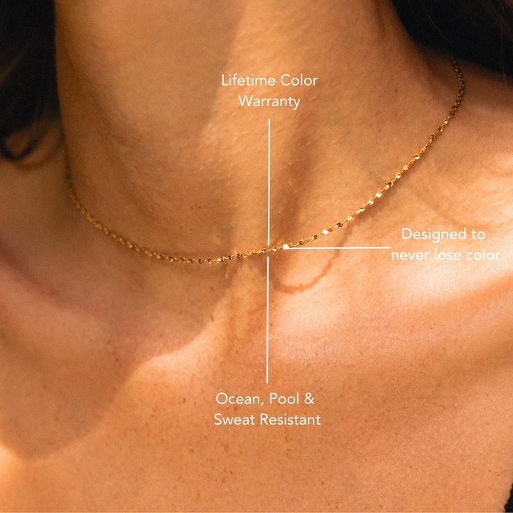 Trendige Damen Choker Halskette: gedrehte Goldkette aus Edelstahl, perfekt als eleganter Schmuck.