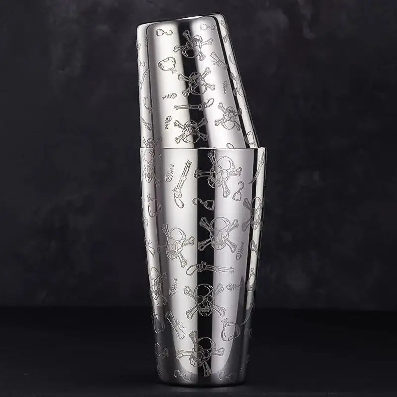 Stilvoller gravierter Cocktailshaker aus Edelstahl, ein besonderes Barzubehör-Geschenk für jede Hausbar.