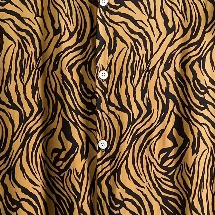 Modernes gemustertes Unisex Hemd mit elegantem Tigerprint und Knopfverschluss, vielseitig für Sommeroutfits.