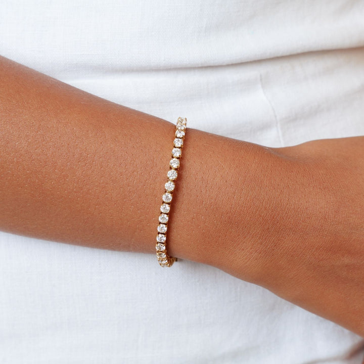 Damen Tennis Armband Gold mit glitzernden Zirkonsteinen, verstellbar, wasserfest & hypoallergen.