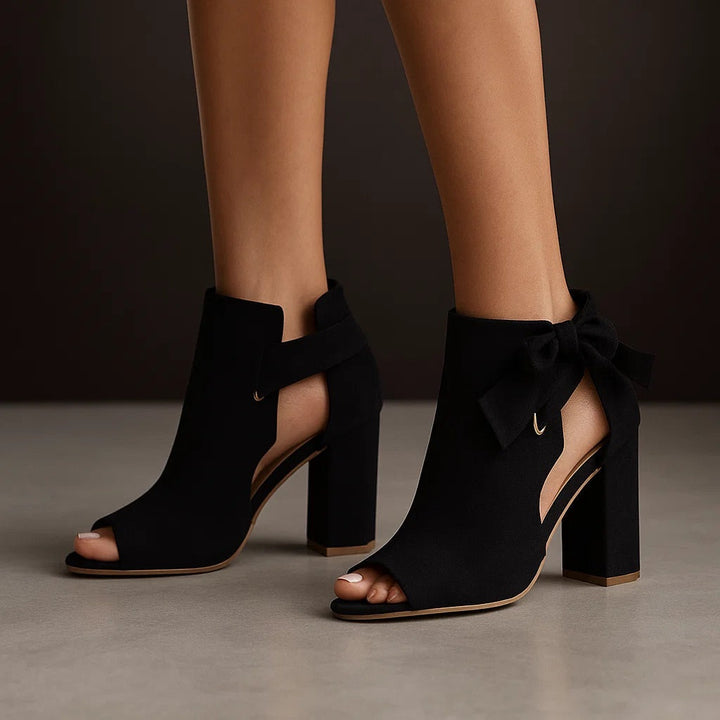 Stilvolle Damen Peeptoe Pumps mit Blockabsatz, offenem Zeh & dekorativer Schleife. Perfekt für Sommer & festliche Events.