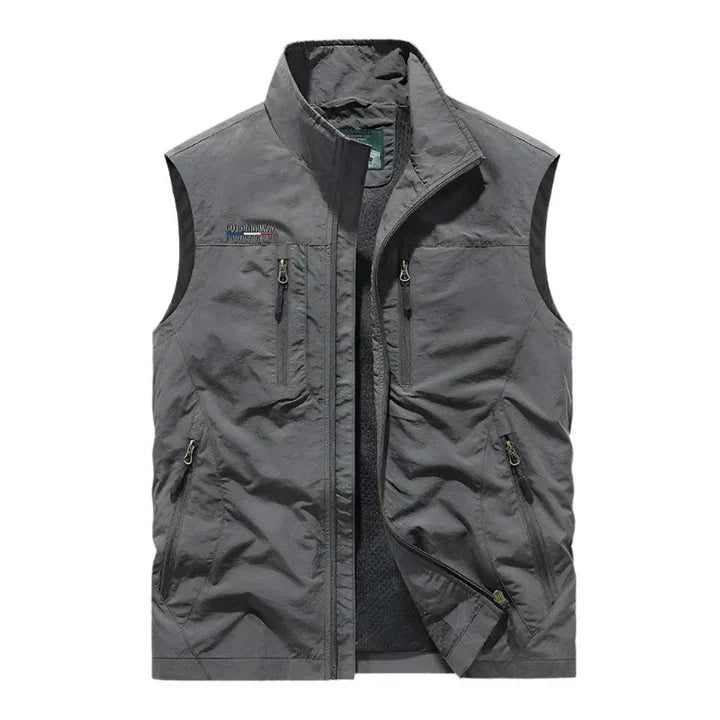 Moderne Herren Outdoorweste, vielseitig einsetzbar, mit robusten Reißverschlusstaschen. Perfekt für Übergang.
