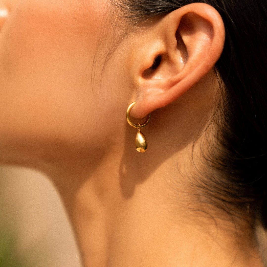 Statement Tropfen Creolen in Gold & Silber für Damen, wasserdicht & hypoallergen, aus Edelstahl.