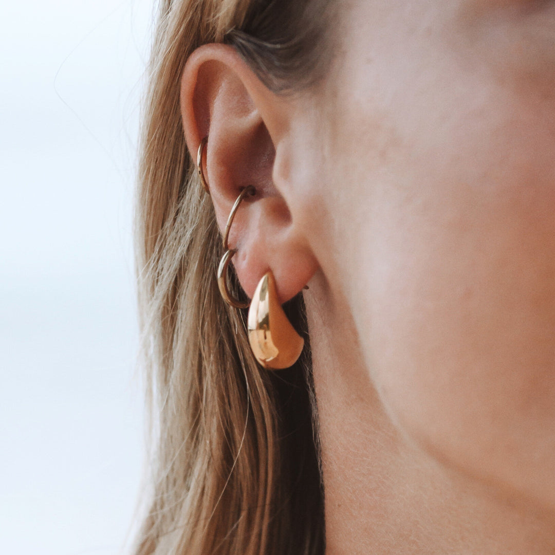 Edle goldene Creolen in Tropfenform, minimalistisches Design, wasserdicht & hypoallergen, eleganter Damenschmuck.