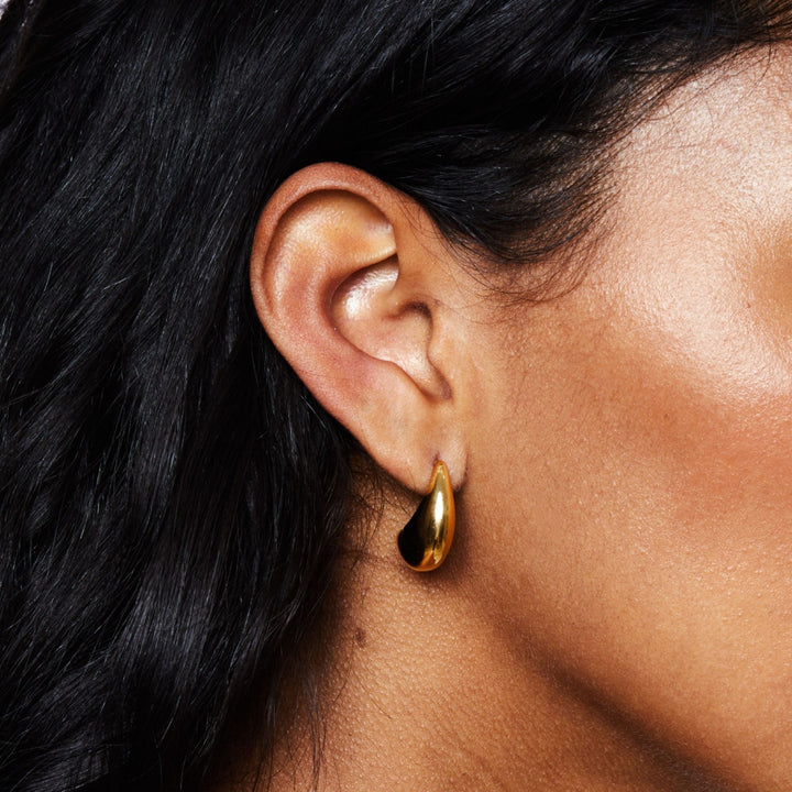 Elegante goldene Creolen für Damen, Tropfenform, wasserdicht & hypoallergen, perfekter Alltagsschmuck.