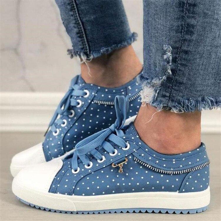 Stylischer hellblauer Damen Sneaker mit bequemer Passform und atmungsaktivem Material, Alltag.