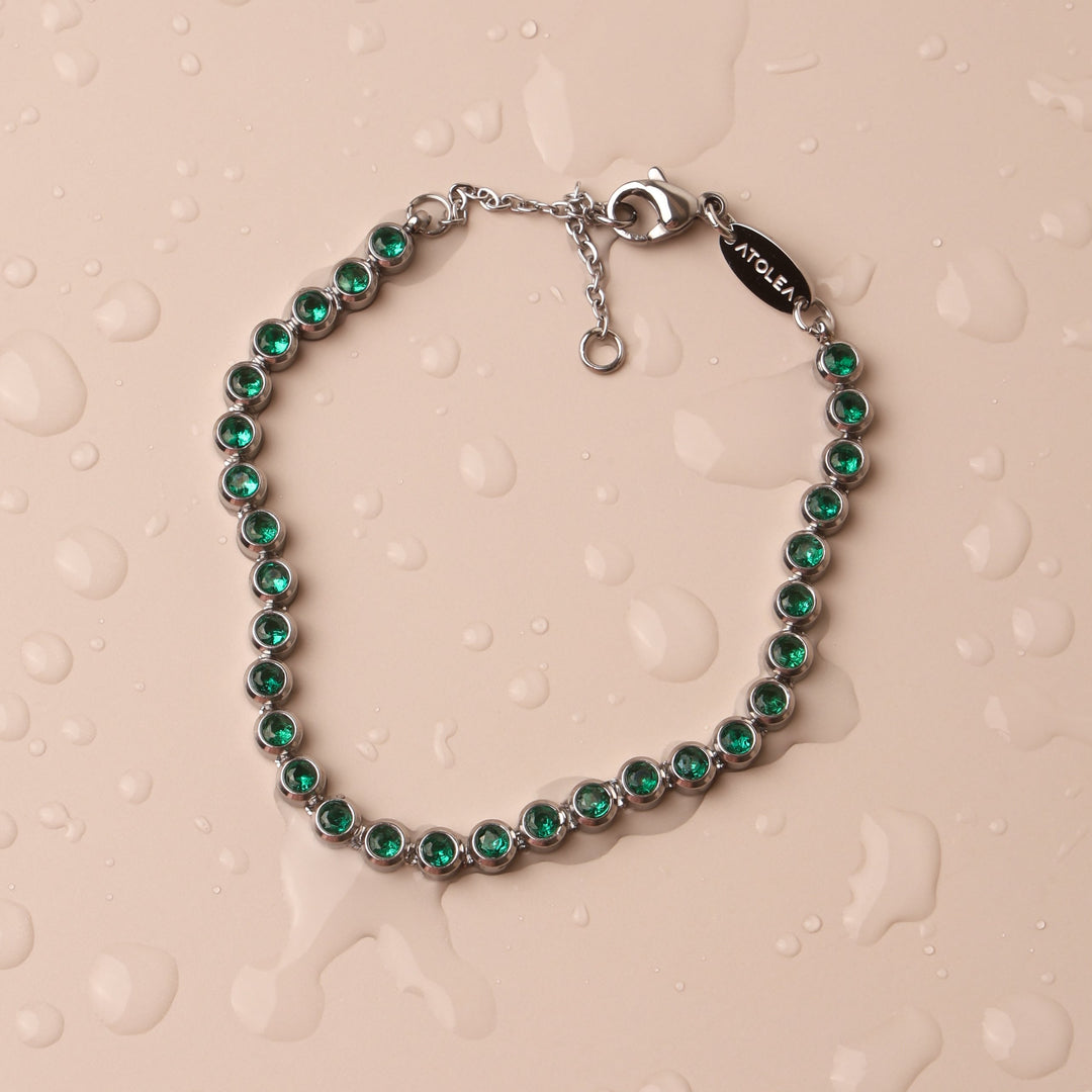 Elegantes Damen Tennis Armband mit grünen Zirkonsteinen am Handgelenk getragen.