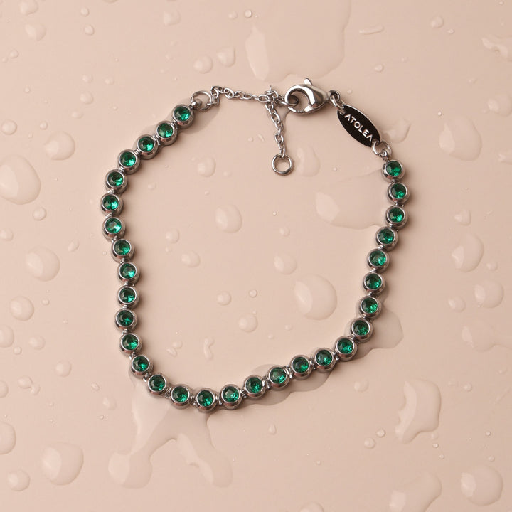 Elegantes Damen Tennis Armband mit grünen Zirkonsteinen am Handgelenk getragen.
