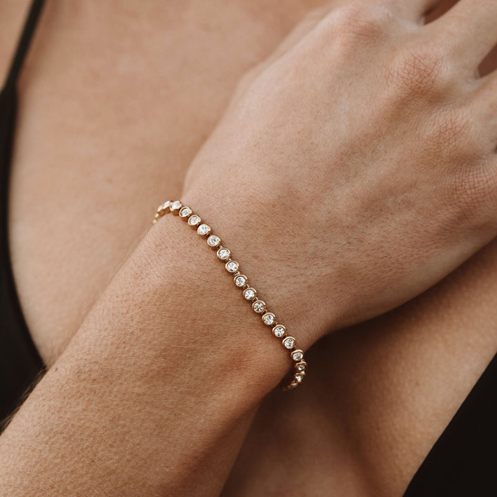 Elegantes Damen Armband mit Zirkonsteinen, perfekt für Alltag & besondere Momente. Wasserfest.