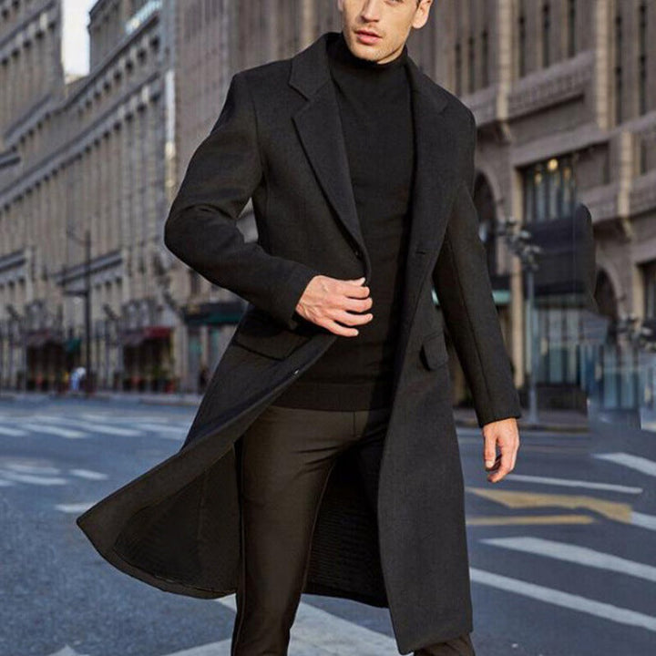 Warmer Herren Business Mantel, mittellang. Stilvoller Wintermantel für elegante Herrenmode.