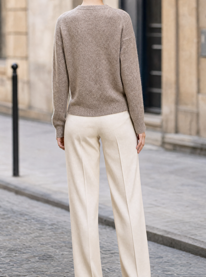Eleganter Damen Pullover in Melange-Optik. Langarm-Design mit Rundhals, ideal für gemütliche Wintertage.