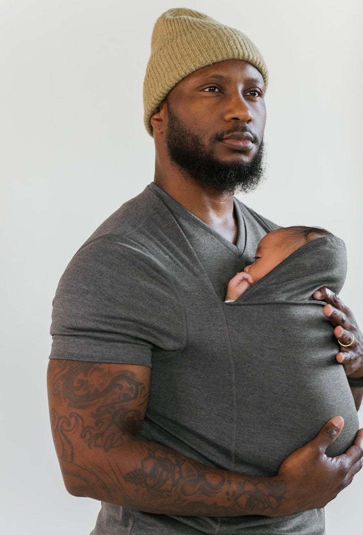 Komfortables Trageshirt als Babytrage für Eltern im Alltag, fördert Nähe und Bindung zum Baby.