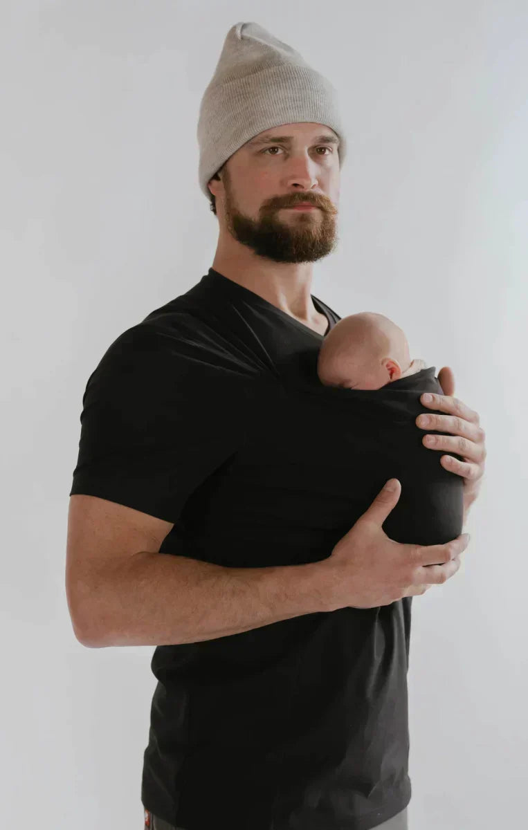 Graues Unisex Trageshirt ermöglicht freihändige Babypflege und sichere Babytrage für aktive Eltern.