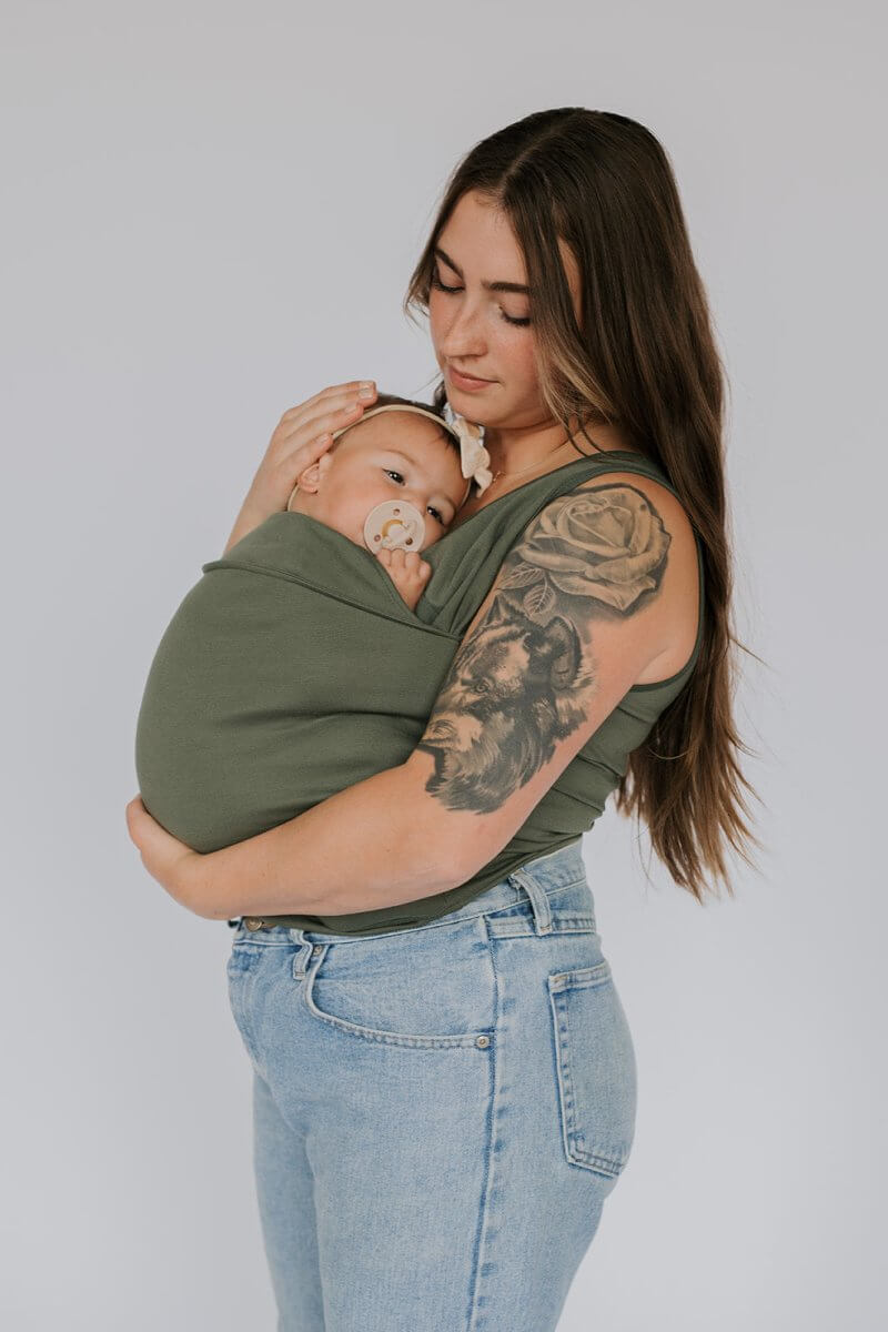 Unisex Trageshirt in Schwarz für Eltern, bietet Baby Nähe & Komfort, ideal für den Alltag.