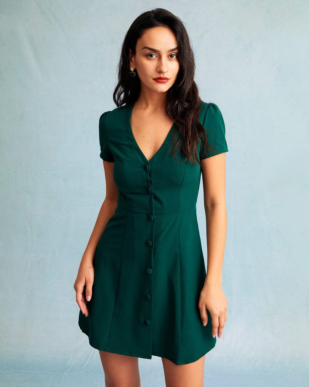 Tailliertes Damen Minikleid mit Kurzarm, V-Ausschnitt & durchgehender Knopfleiste. Ideal für Alltag.