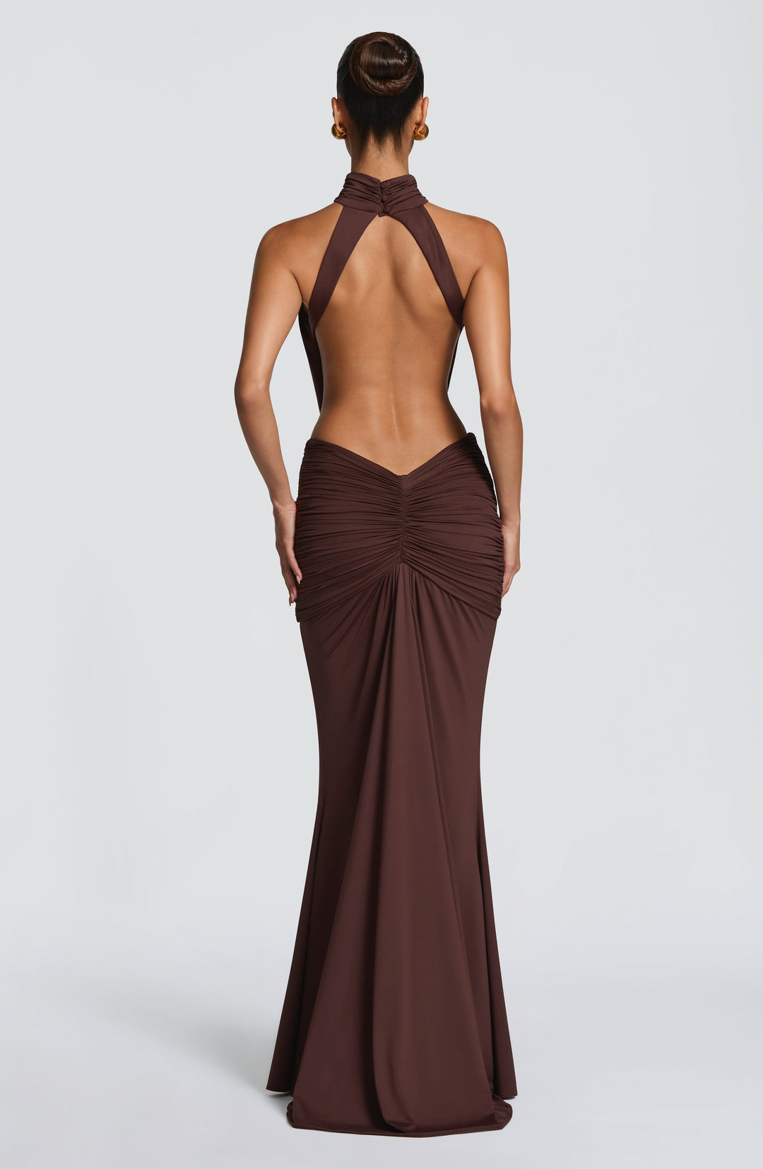 Rotes Neckholder Abendkleid, bodenlanges Festkleid mit tiefem Rückenausschnitt, glamouröse Frauenmode.