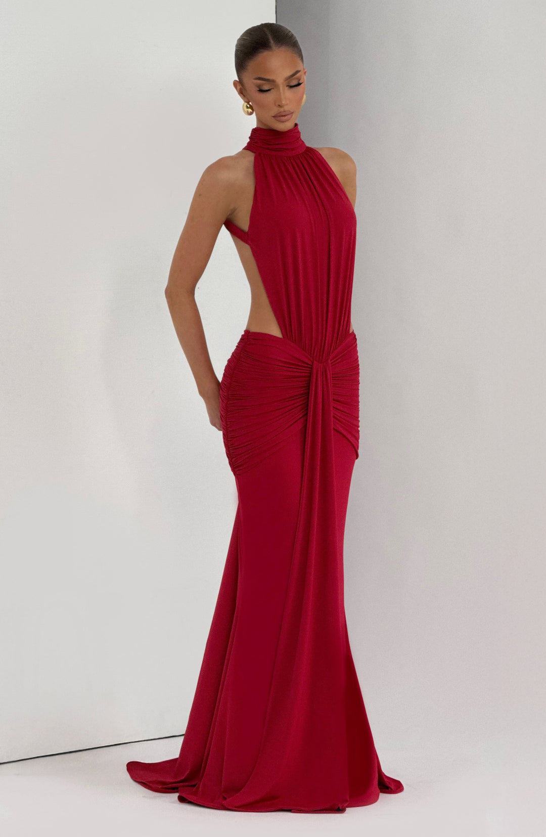 Langes Neckholder Abendkleid, figurbetonte Silhouette, tiefer Rückenausschnitt, für einen eleganten Auftritt.