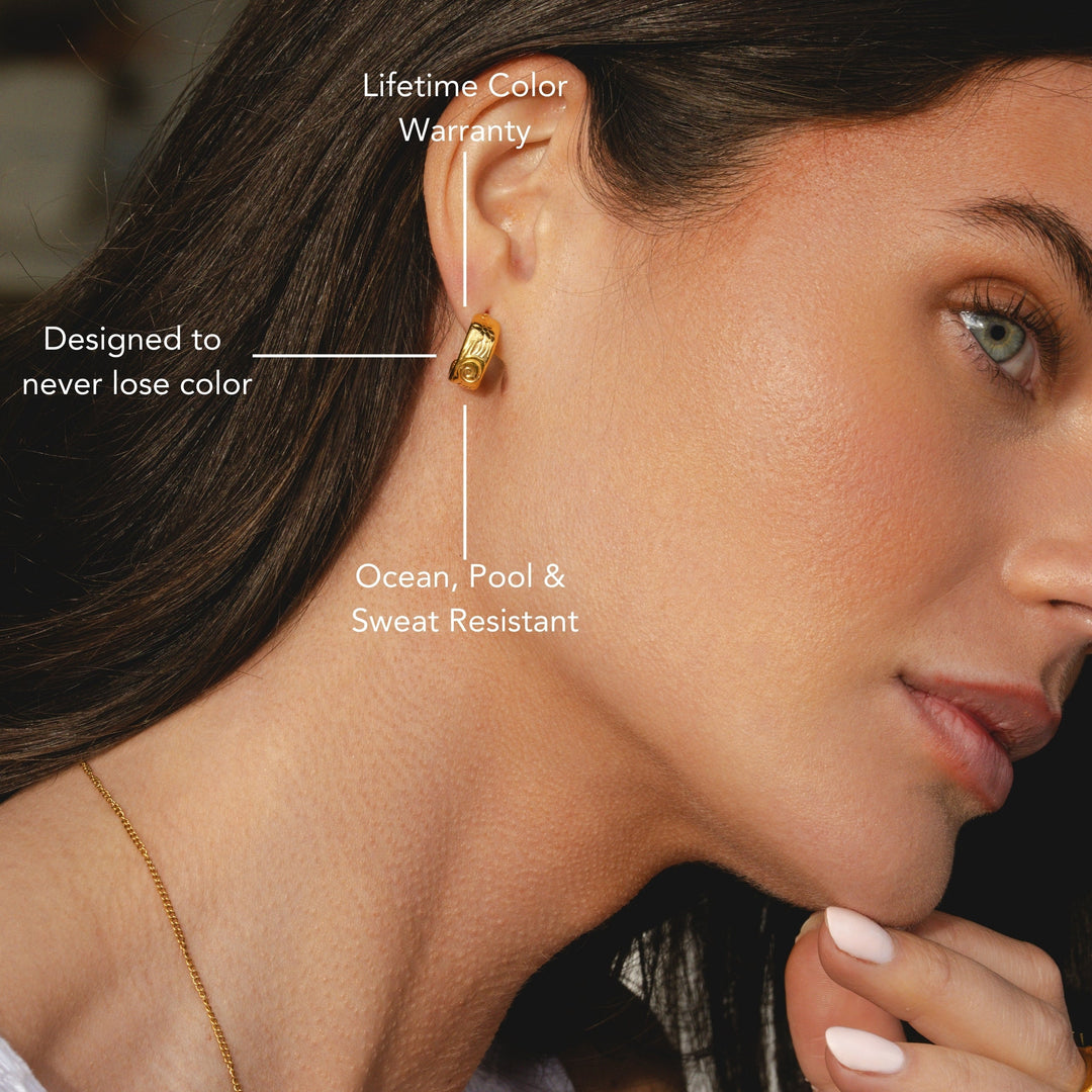 Elegante goldene Damen Creolen aus wasserdichtem Edelstahl. Halboffen, hypoallergen & mit schickem Blumen-Design.