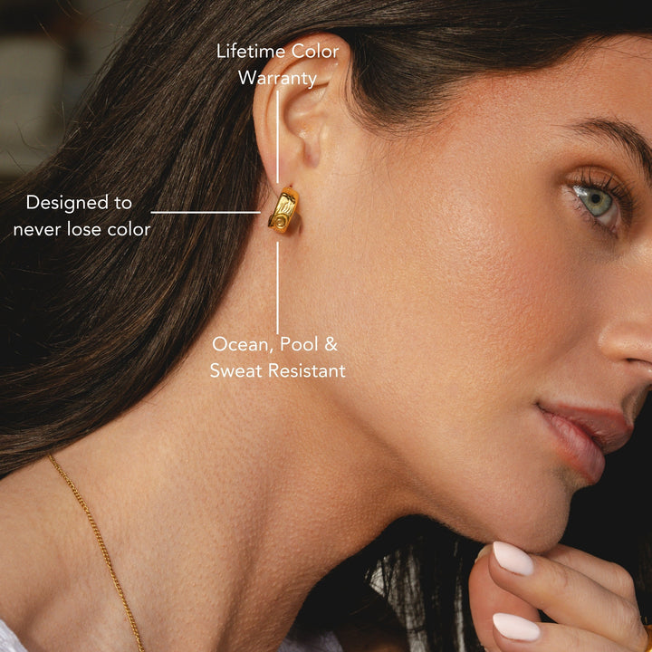 Elegante goldene Damen Creolen aus wasserdichtem Edelstahl. Halboffen, hypoallergen & mit schickem Blumen-Design.