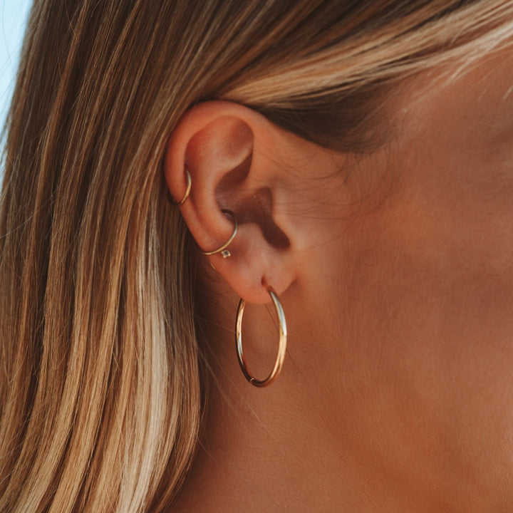 Perfekte Alltagsohrringe: dünne Damen Creolen in Gold oder Silber, wasserfest & hypoallergen.