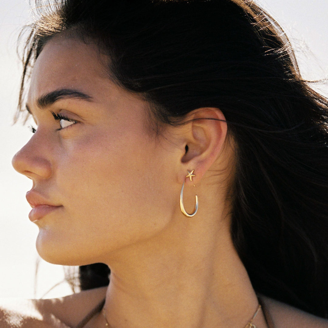 Wasserdichte Gold-Creolen, oval geformt, für Damen. Hypoallergener Edelstahl-Schmuck, ideal für Allergiker und aktiven Alltag.