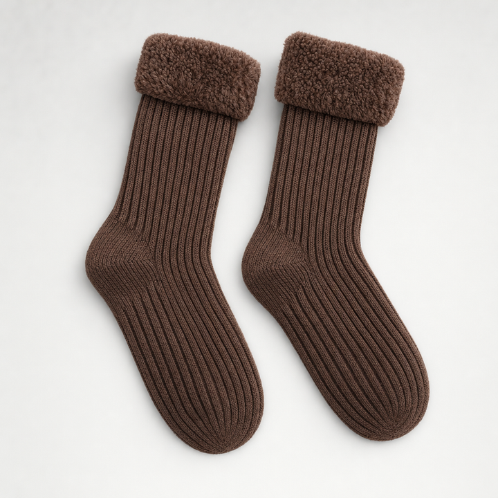 Warme Damen Wintersocken mit dickem Rippstrickmuster. Bequeme und kuschelige Socken, perfekt für Stiefel.