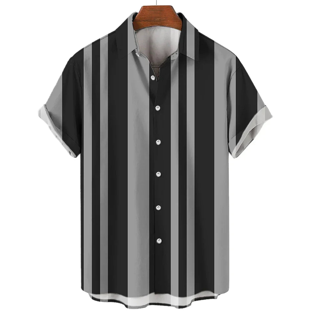 Retro-inspiriertes Herren Kurzarmhemd mit Streifen, perfekt für einen coolen und entspannten Sommerstil.
